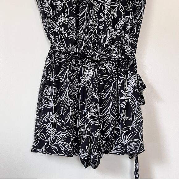 Forever 21 Women’s Black and White Drawstring Romper Sz L - Picture 5 of 12